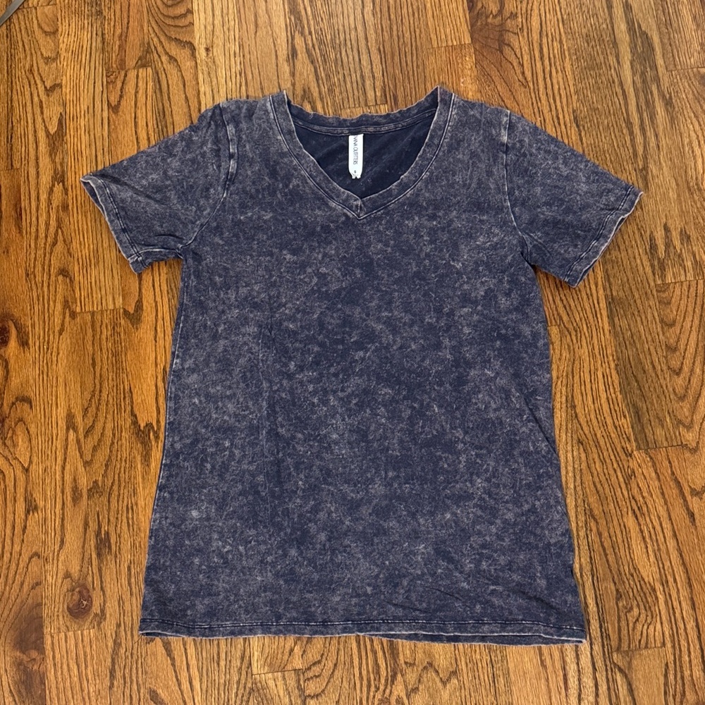 🌸 5/$25 Sale 🌸 Zenana Outfitters Dark Gray V-Neck Tee